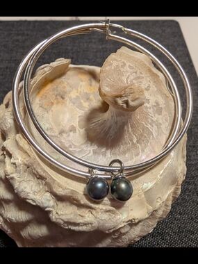 NWT Vantel Pearls Hypnotic Hoops Large Silver Plated With Peacock Black Petals
